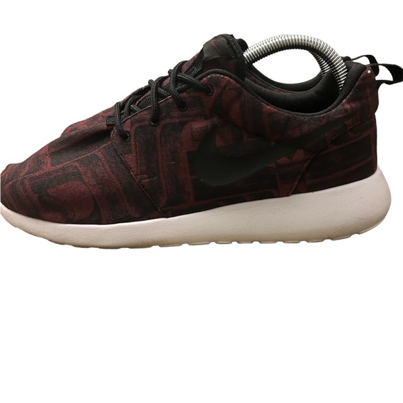 Nike Women's Roshe One Print Night Maroon Running Shoes 844958-601 - Size 9 - Picture 3 of 6